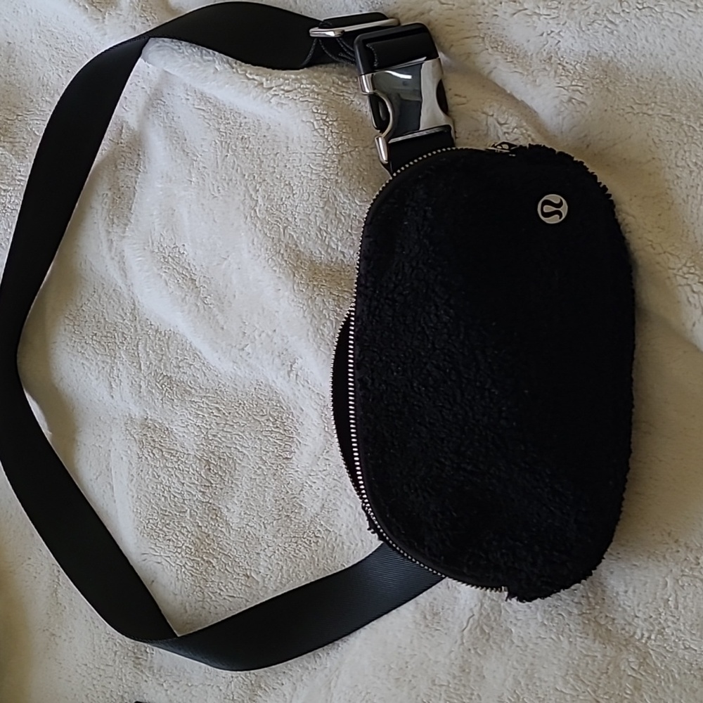 Lululemon sherpa belt bag
